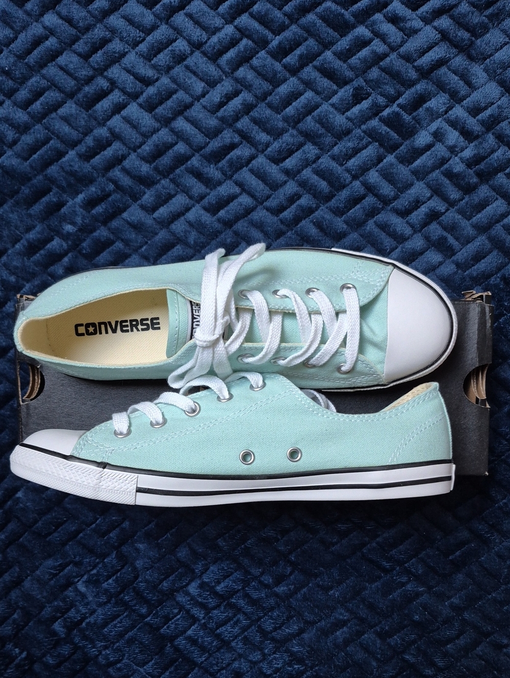 RARE Dainty Converse Low Top Sneakers Size 8 In Foam New In Box